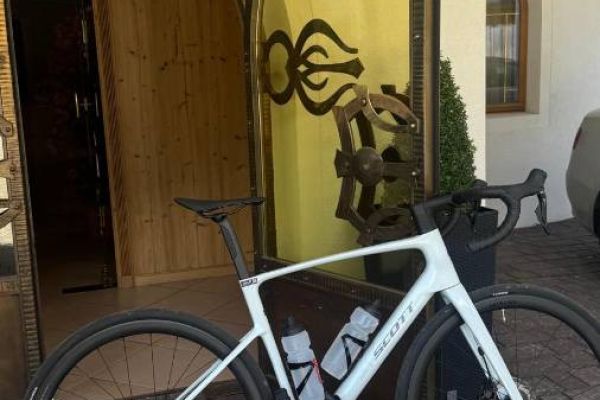 Verkaufe Scott addict 30 wie neu nur 500 km gefahren.