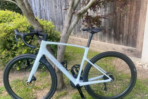Verkaufe Scott addict 30 wie neu nur 500 km gefahren.