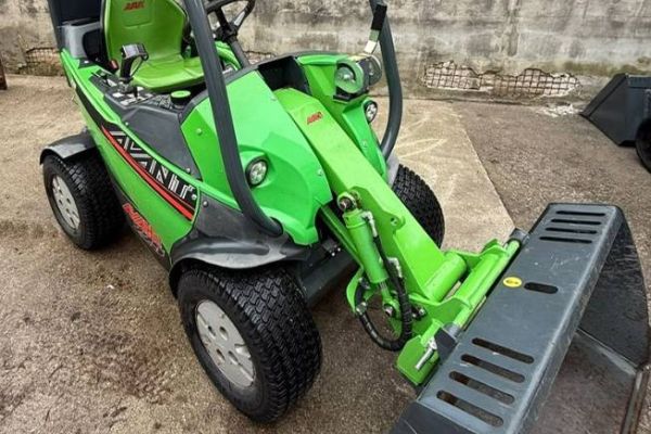 Hoflader Avant 225