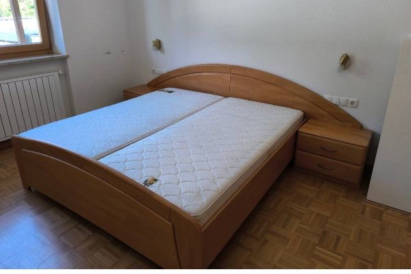 Schönes Doppelbett in Erle teilmassiv mit Nachtschränkchen
