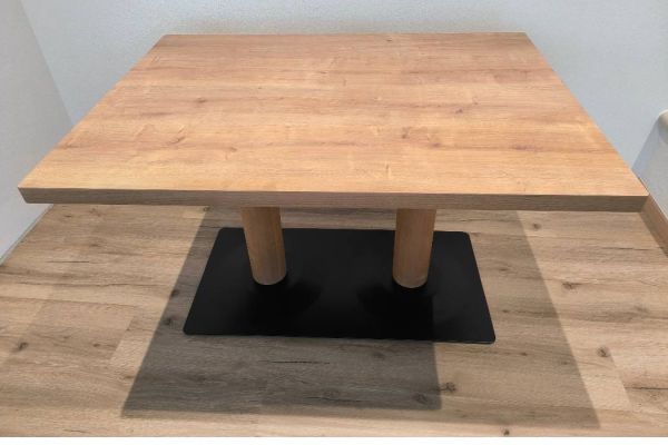 Tisch 120 x 85 mit schwarzen Metalfuß