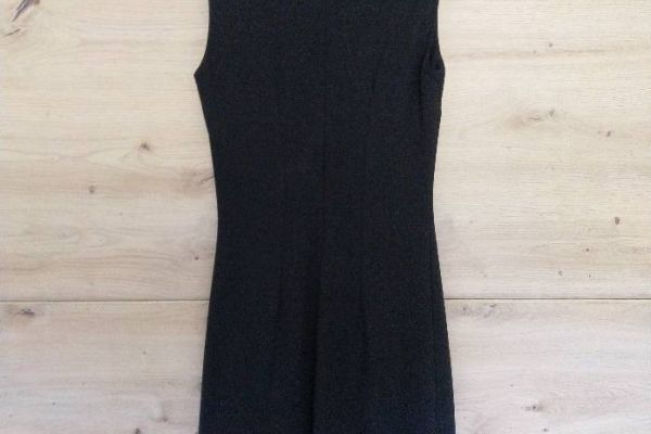 Schwarzes kurzes Kleid