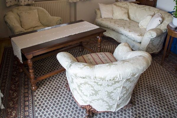 Mutmaßlich antikes Sofa und Sessel aus dem 19. Jahrhundert