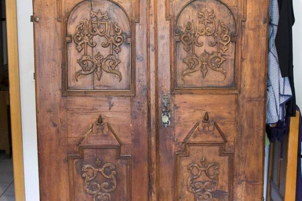 Antiker Massivholzschrank