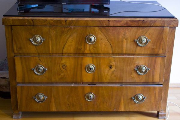 Biedermeier-Kommode aus Nussbaumholz