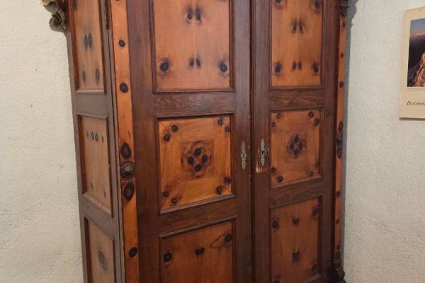 Schrank mit 2 Türen