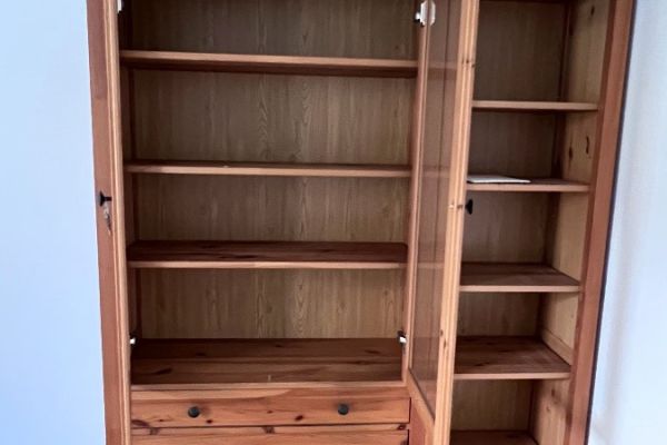 Vitrine mit 3 Schubladen & Bücherregal zu verkaufen
