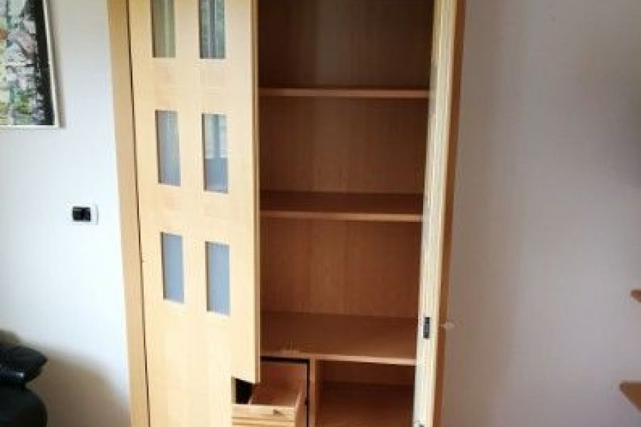 Heller Wohnzimmerschrank aus Holz - Bild 1