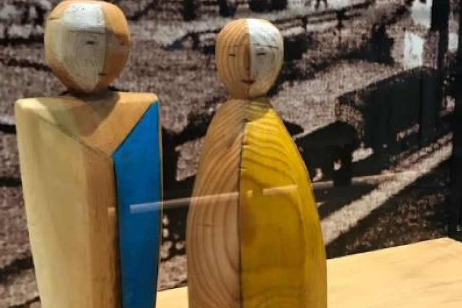 Handgeschnitzte Holzfiguren Mann und Frau - Bild 1
