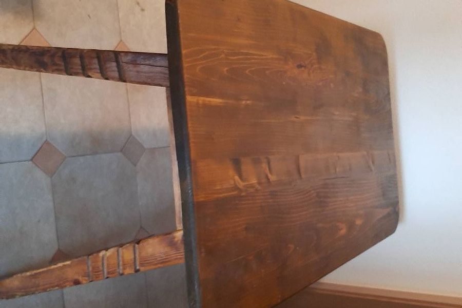 Holztische und Stühle - Bild 2