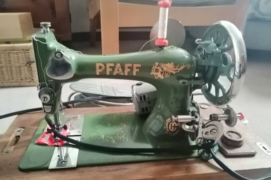 Pfaff-Nähmaschine antik mit Pedal und Deckel - Bild 5