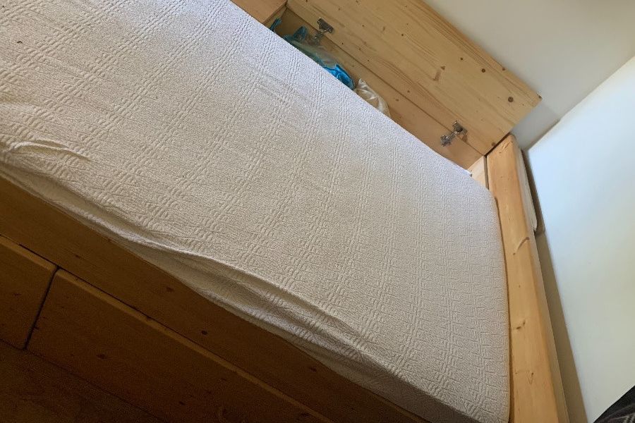 Handgemachtes Massivholz Bett mit Stauraum - Bild 2