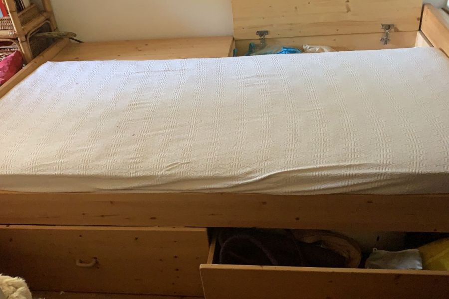 Handgemachtes Massivholz Bett mit Stauraum - Bild 4