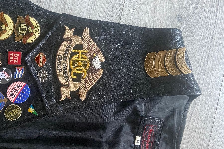 HARLEY DAVIDSON Leder Kutte mit Pins + Patches - Bild 3