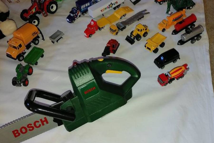Spielsachen, Kinderbekleidung - Bild 1