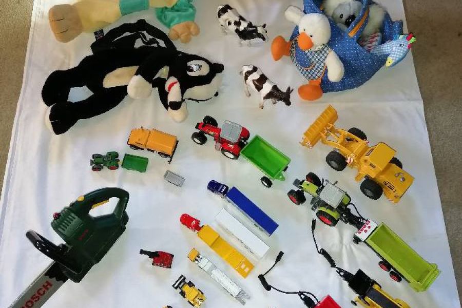 Spielsachen, Kinderbekleidung - Bild 2
