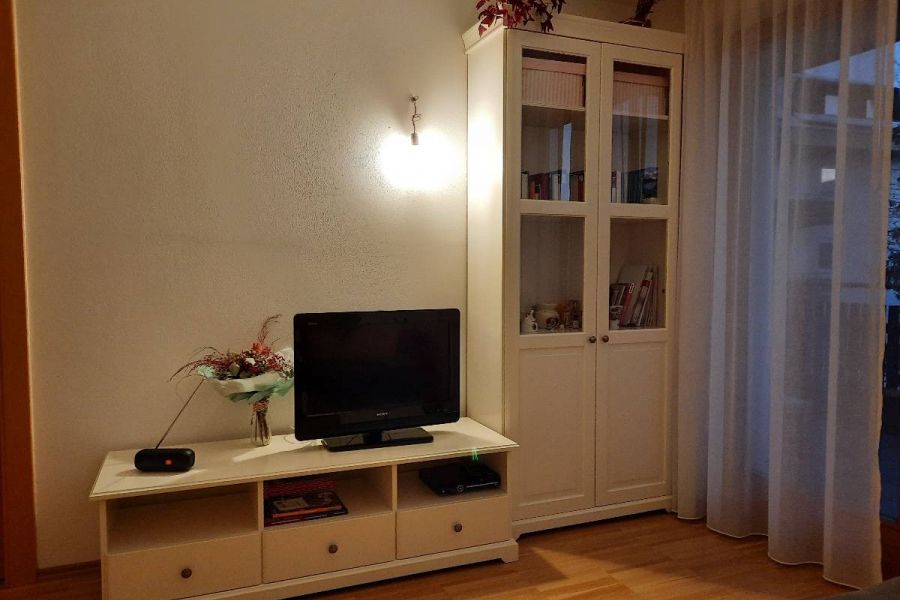 Wohnzimmerschrank und TV-Kästchen - Bild 1