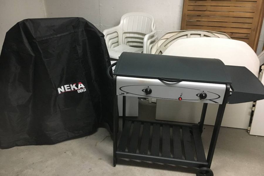 Gasgrill mit Abdeckplane - Bild 1