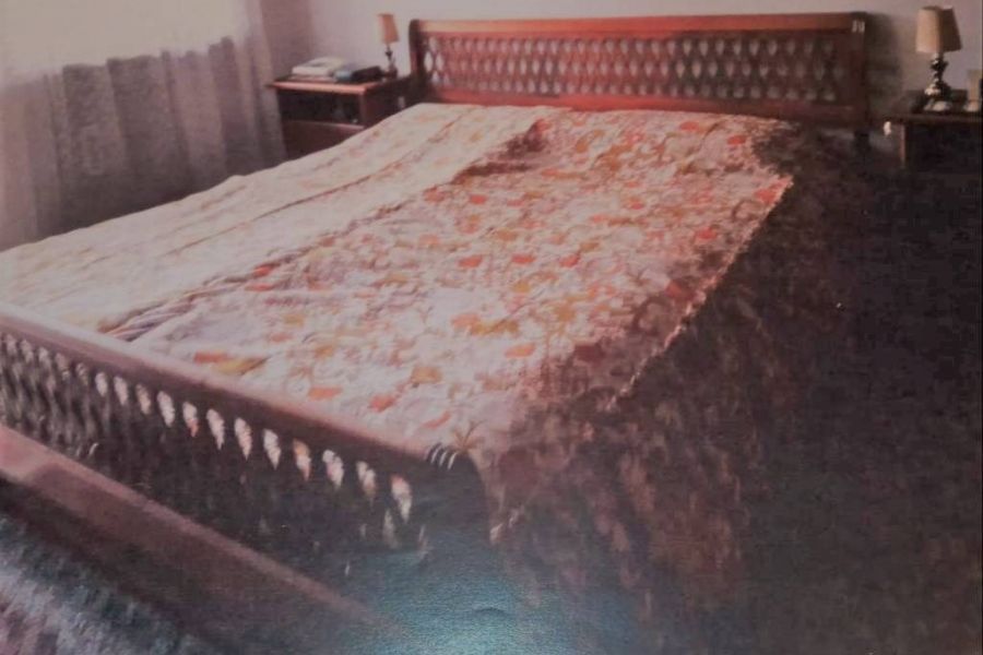 Schlafzimmer mit großem Schrank zu verkaufen - Bild 1