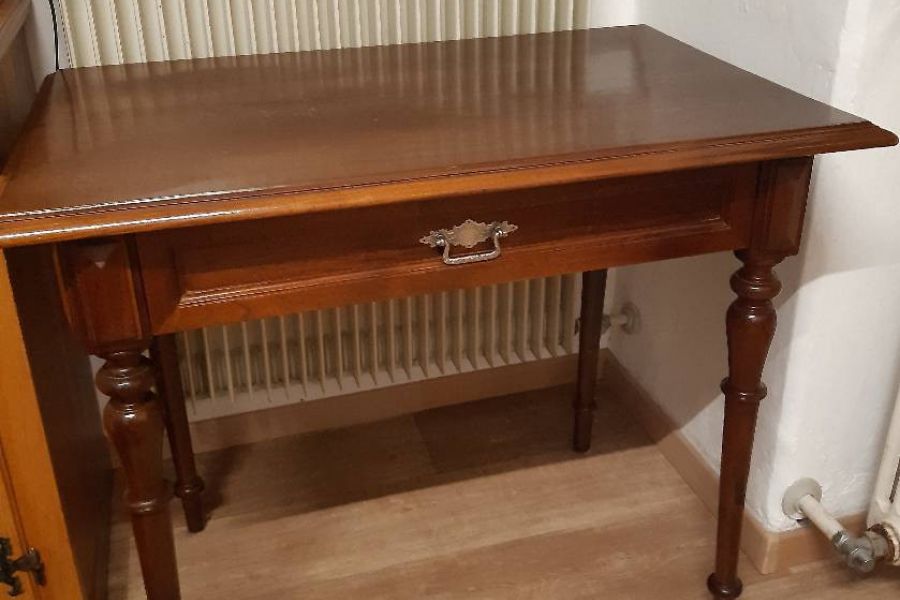 Tisch aus Holz - Bild 1