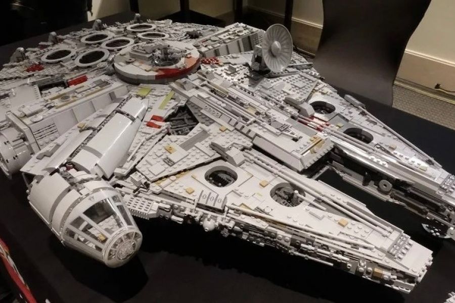 Lego Star Wars UCS Millennium Falcon 75192 - Bild 1