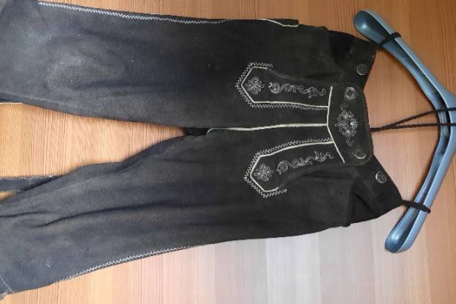 Lederhose mit Hemd und Strickweste - Bild 2