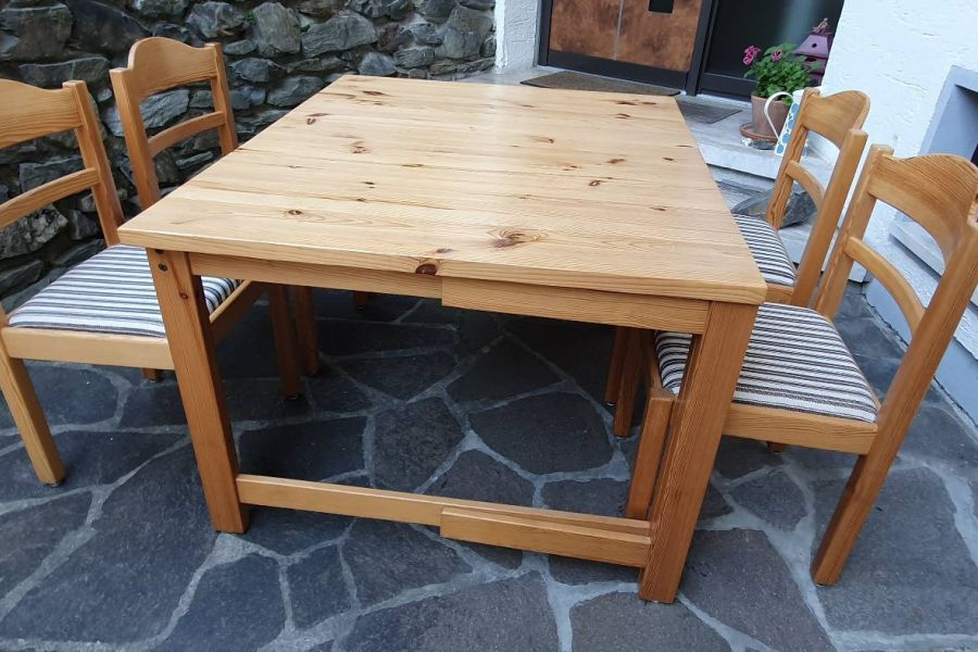 Eßtisch aus Holz mit 6 Stühlen - Bild 1