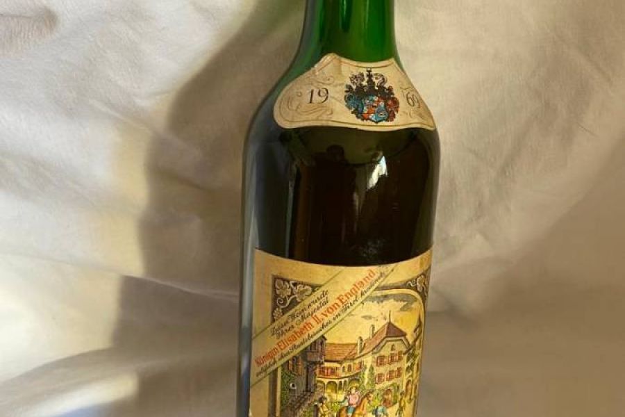 Schwanburger Schlosswein 1969 kredenzt ihrer Majestät Elisabeth II. - Bild 1