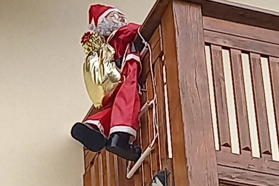Weihnachtsmann mit Leiter für Balkon oder Treppe - Bild 2