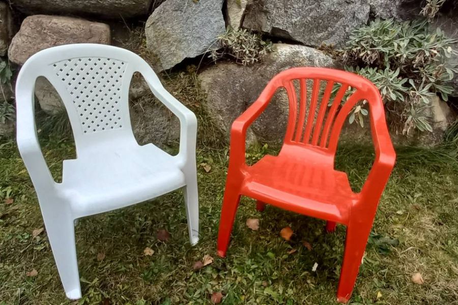 Zwei Kinderstühle rot und weiß - Bild 1