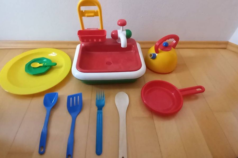 Plastikküchenutensilien zum Spielen - Bild 1
