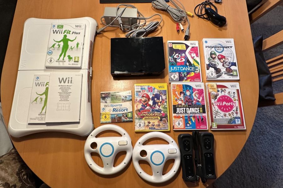 Wii mit zwei Fernbedienungen und Spiele - Bild 1