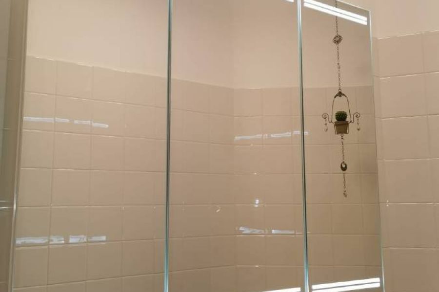 Spiegelschrank und Waschbecken - Bild 3