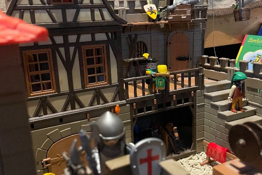 2 Playmobil Burgen und  Figuren dazu - Bild 3