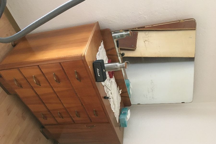 Alte Kommode aus Holz mit Spiegel - Bild 2