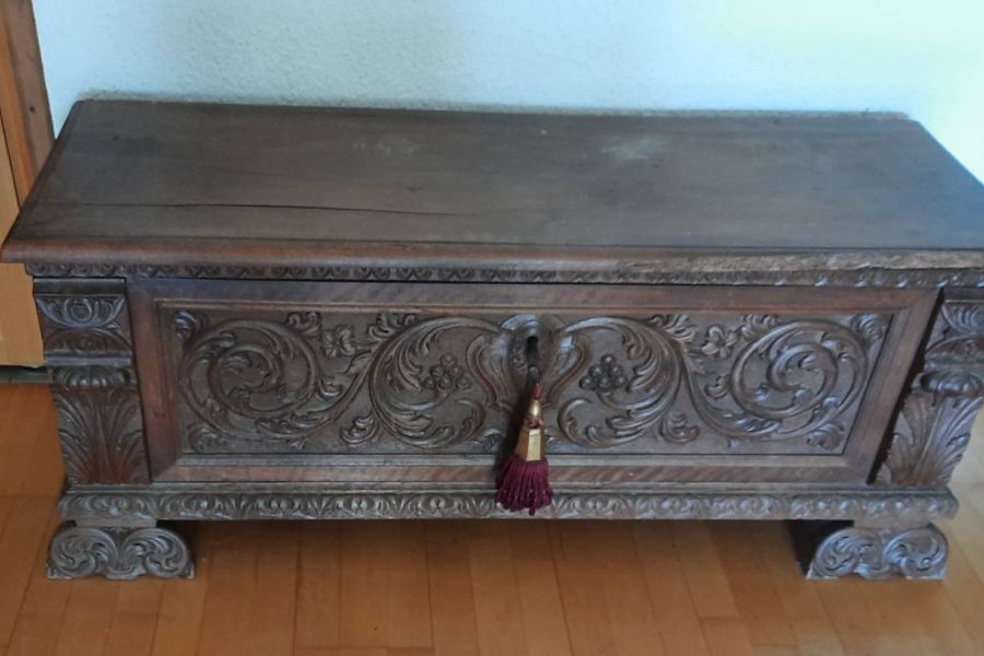 Antike Truhe in Nussholz - Bild 1