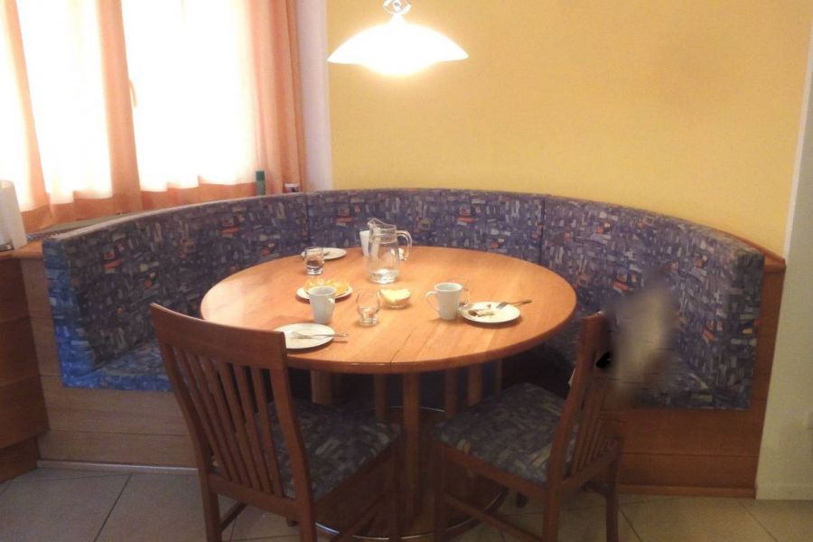 Bank, halbrund, gepolstert mit Tisch in Birne massiv und 2 Stühlen - Bild 1