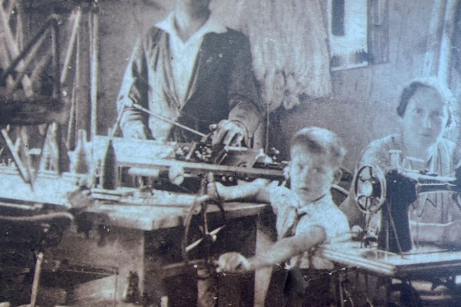 Antike Strickmaschine über 100 Jahre alt - Bild 5