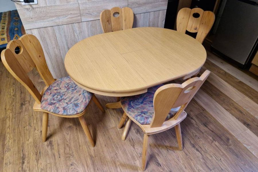 Tisch mit vier Stühlen - Bild 1