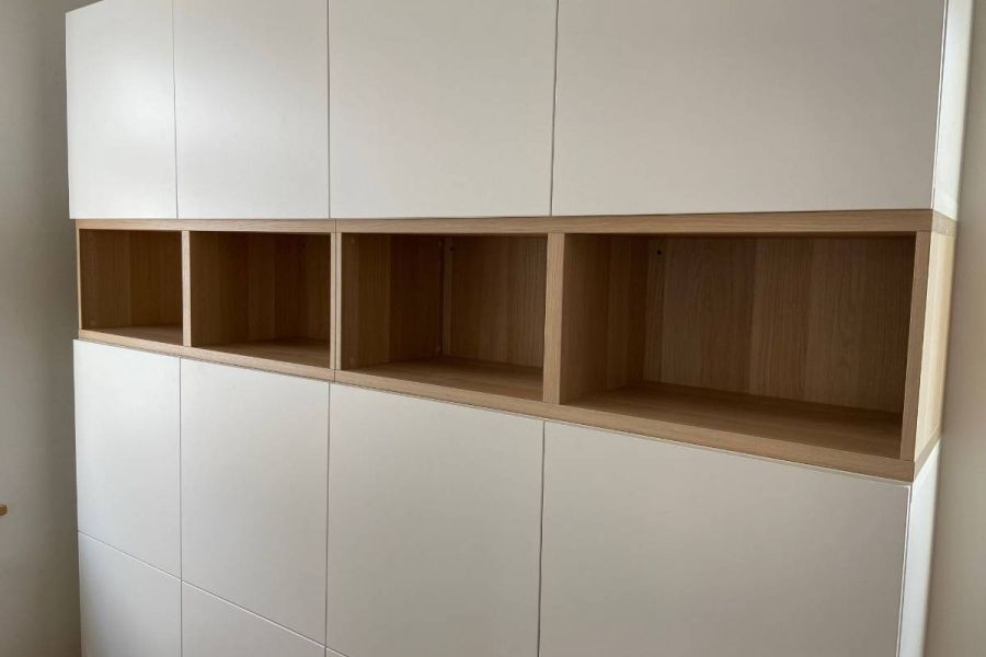 Besta IKEA Wohnwand weiß, Eiche, Türen, Einlegeböden - Bild 3