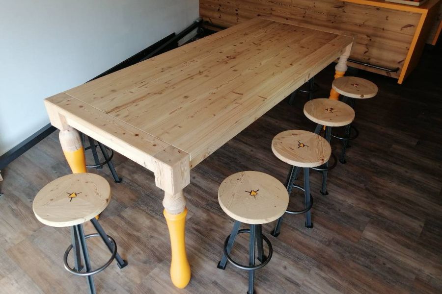 Designer-Tisch & acht Hocker aus Massivholz - Bild 4