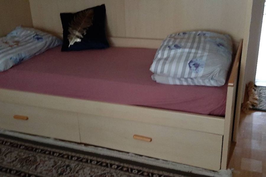 Stockbett mit Kleiderschrank und Tisch - Bild 1