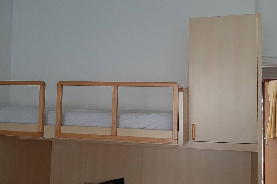 Stockbett mit Kleiderschrank und Tisch - Bild 2