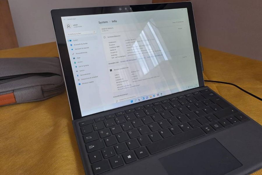 Verkaufe Microsoft Surface Pro 4 mit Zubehör - Bild 1