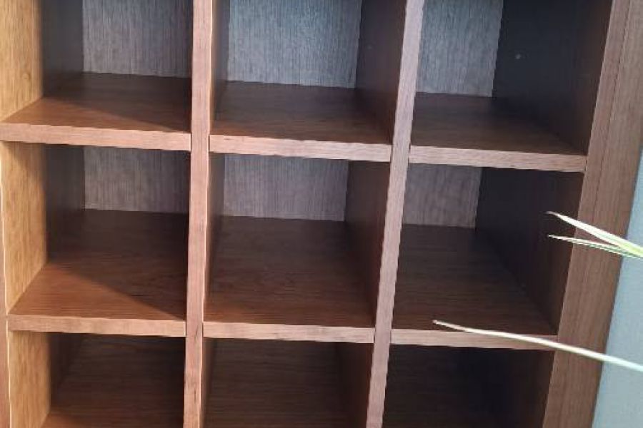 Tisch, Schrank und Bücherregal aus Holz - Bild 3