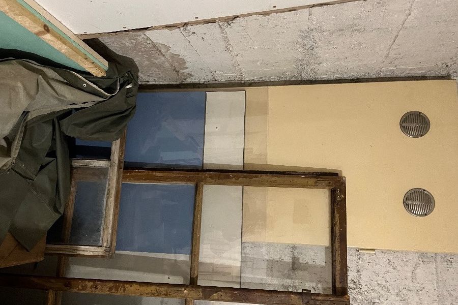 historische südtiroler Fensterrahmen mit Glas - Bild 2