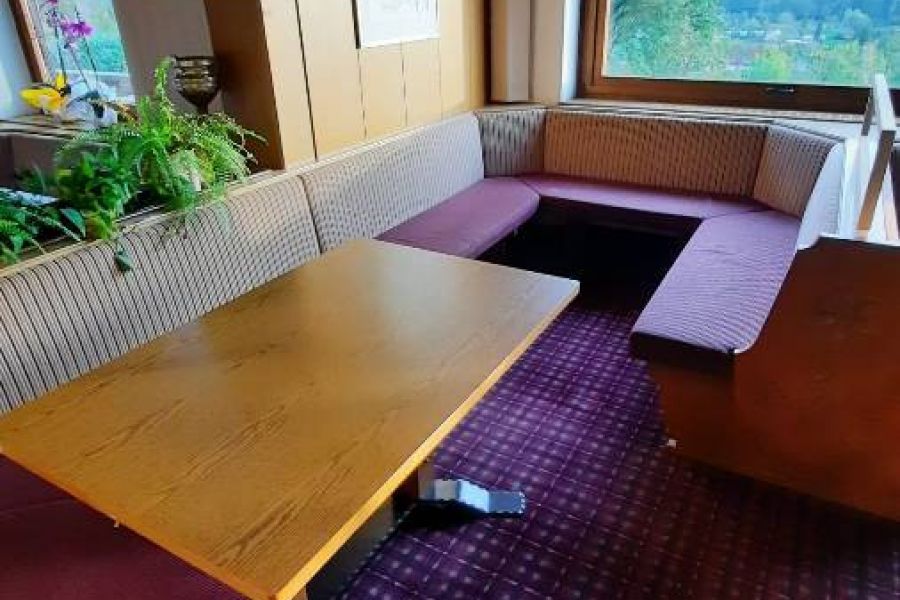 Eckbänke, Stühle, Tische aus Holz mit Stoffbezug - Bild 3