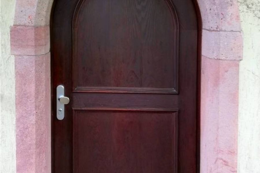 Massive Haustür mit Rahmen aus Sandstein - Bild 1