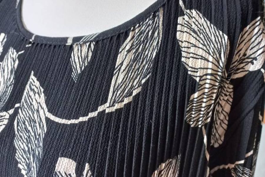 Wunderbare Plisseé Bluse schwarz mit Blumen - WIE NEU!!! - Bild 3