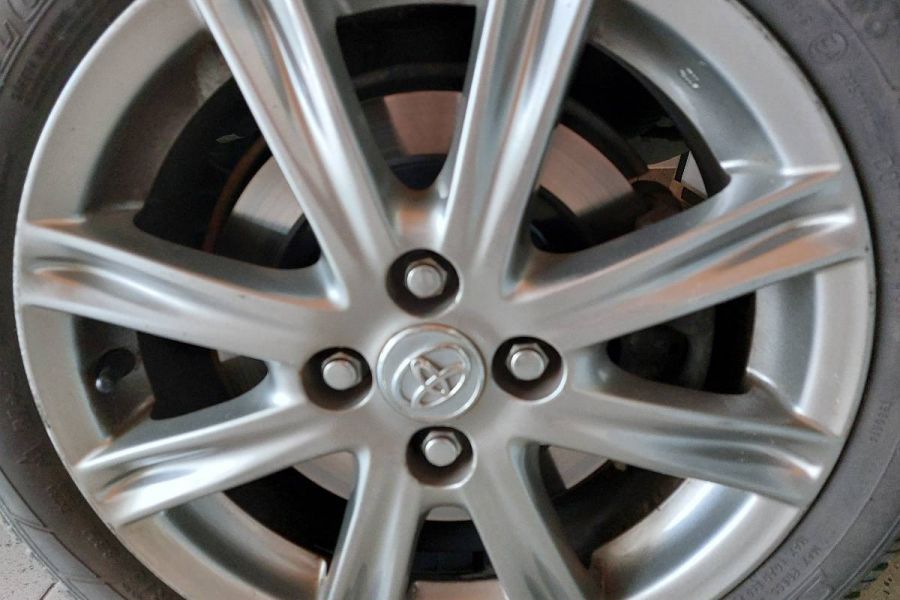 Toyota Yaris 1.3 VVT-i Style Benzin in sehr gutem Zustand zu verkaufen - Bild 4